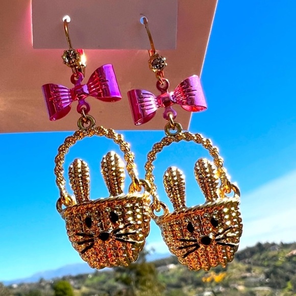 New Betsey Johnson  pink bow with bunny basket earrings - Picture 5 of 15